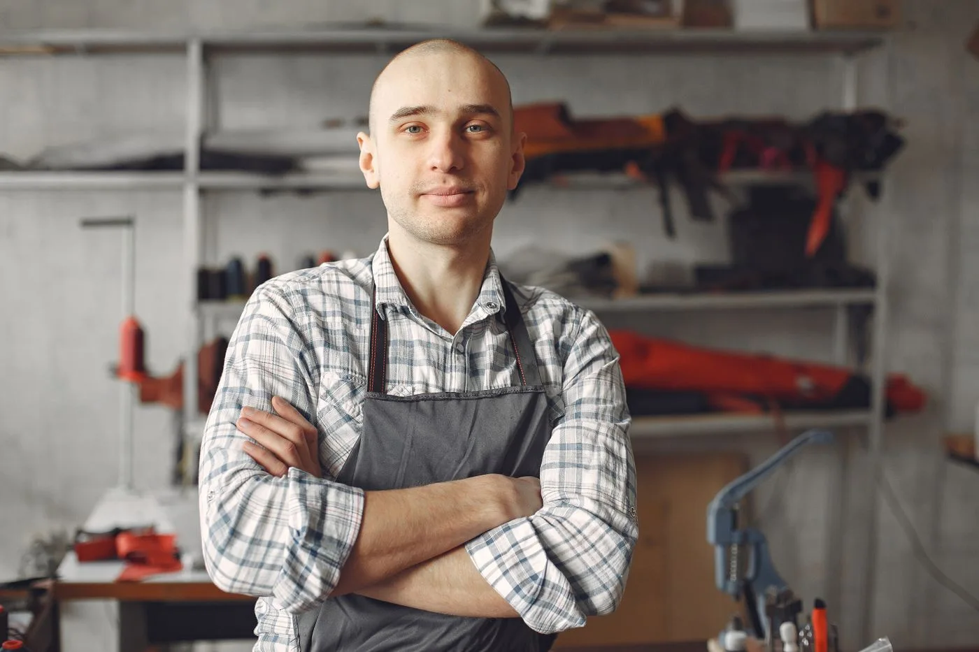 Handwerker in seiner Werkstatt