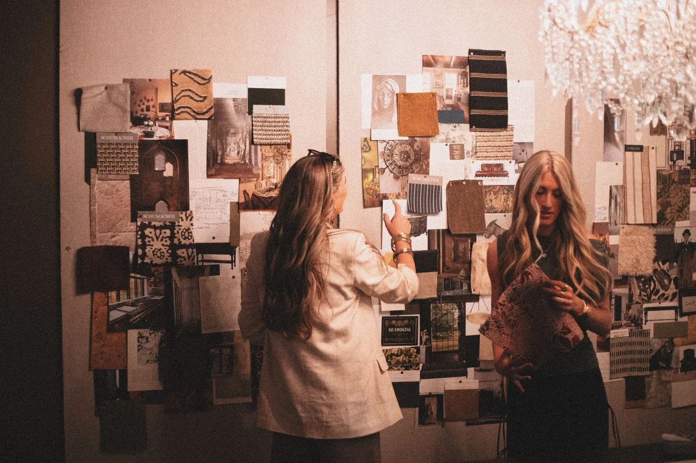 Gestalter besprechen ein kreatives Moodboard