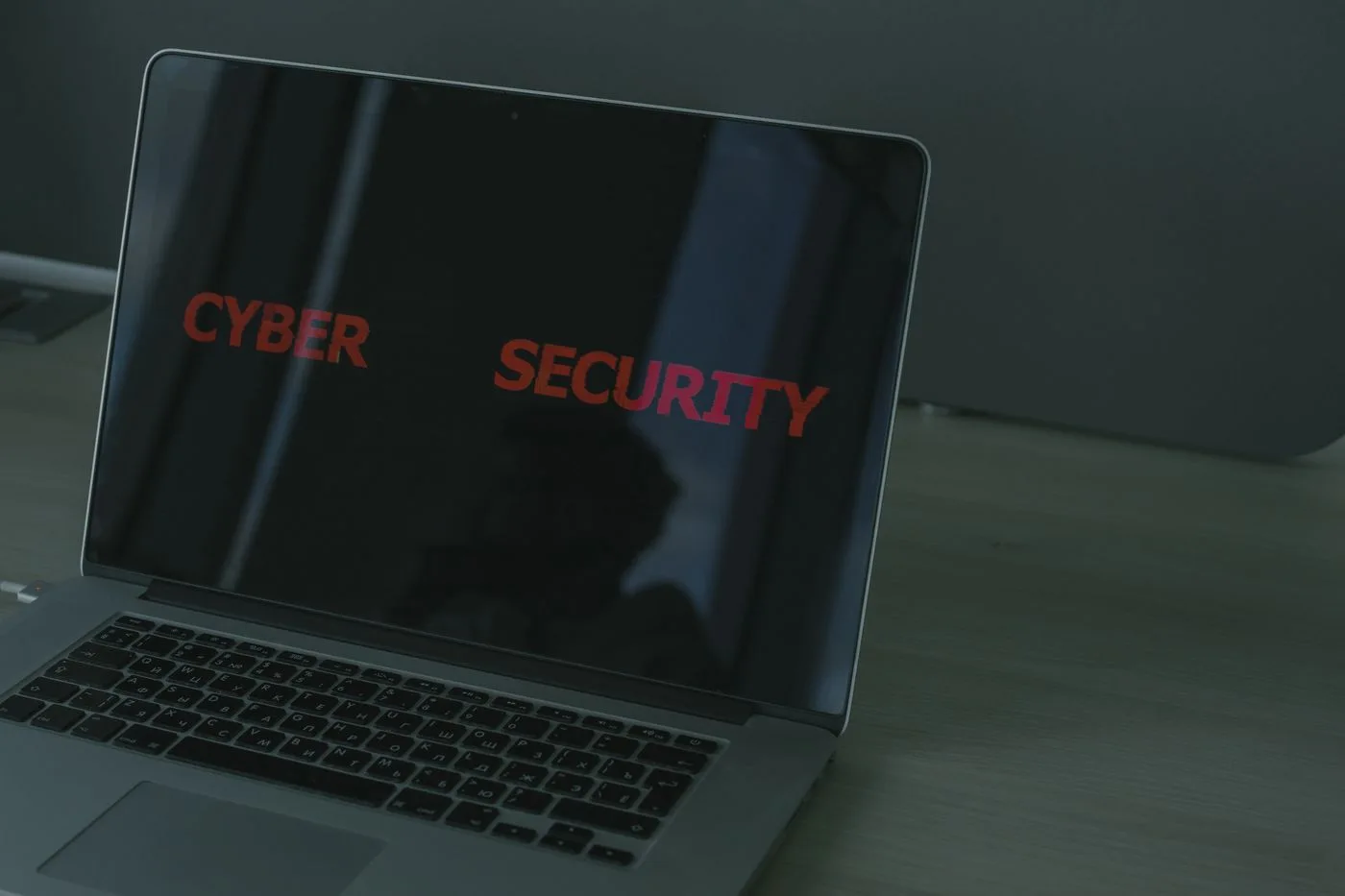 Informationen zur Cybersicherheit auf einem Laptop