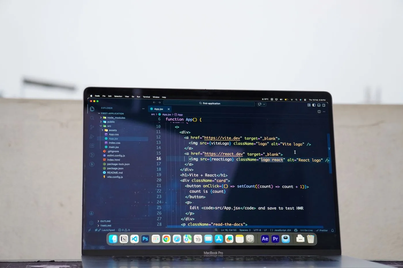 Website-Code auf einem Laptop