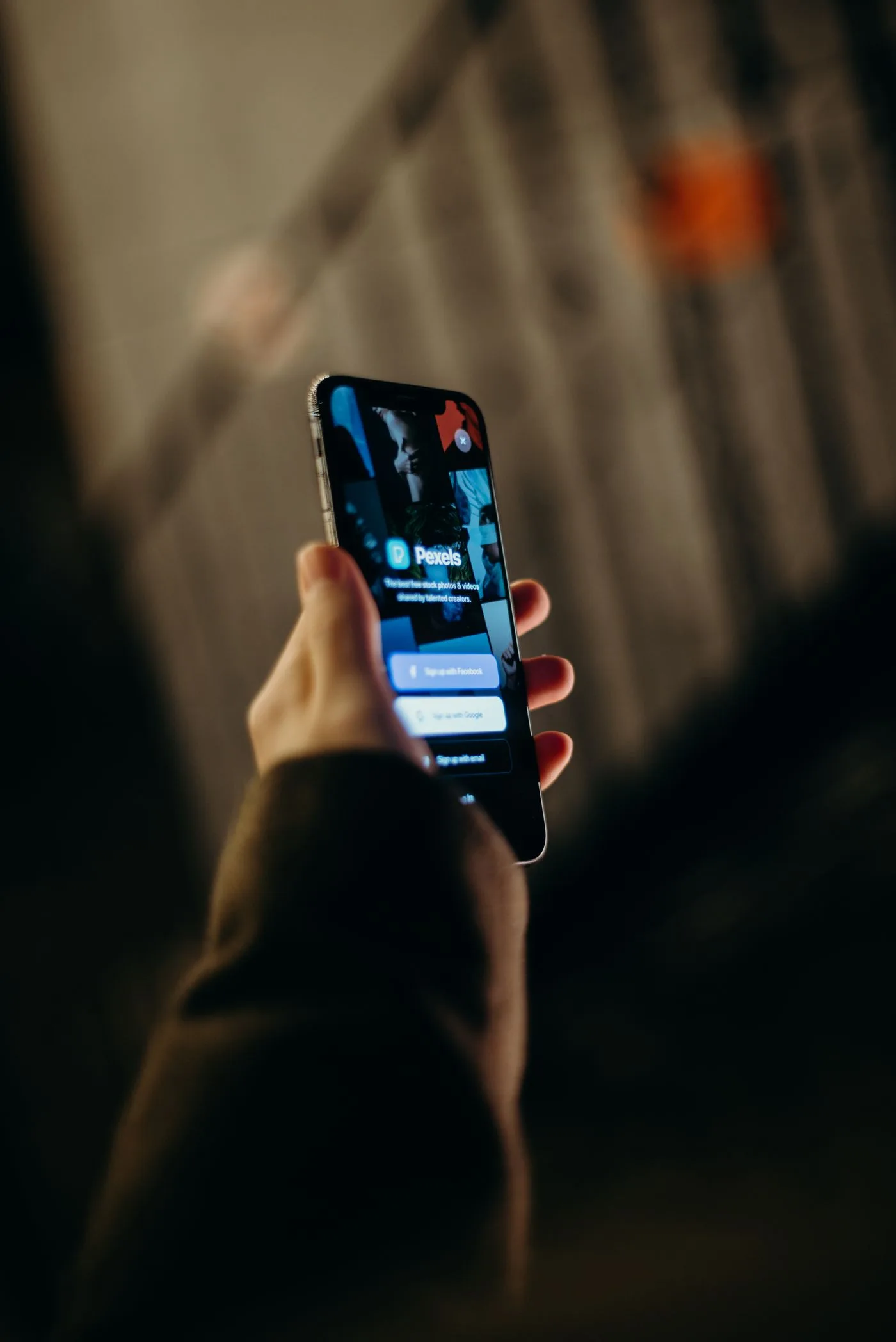 Sichtbare Anmeldeschaltflächen auf einer Smartphone-Website