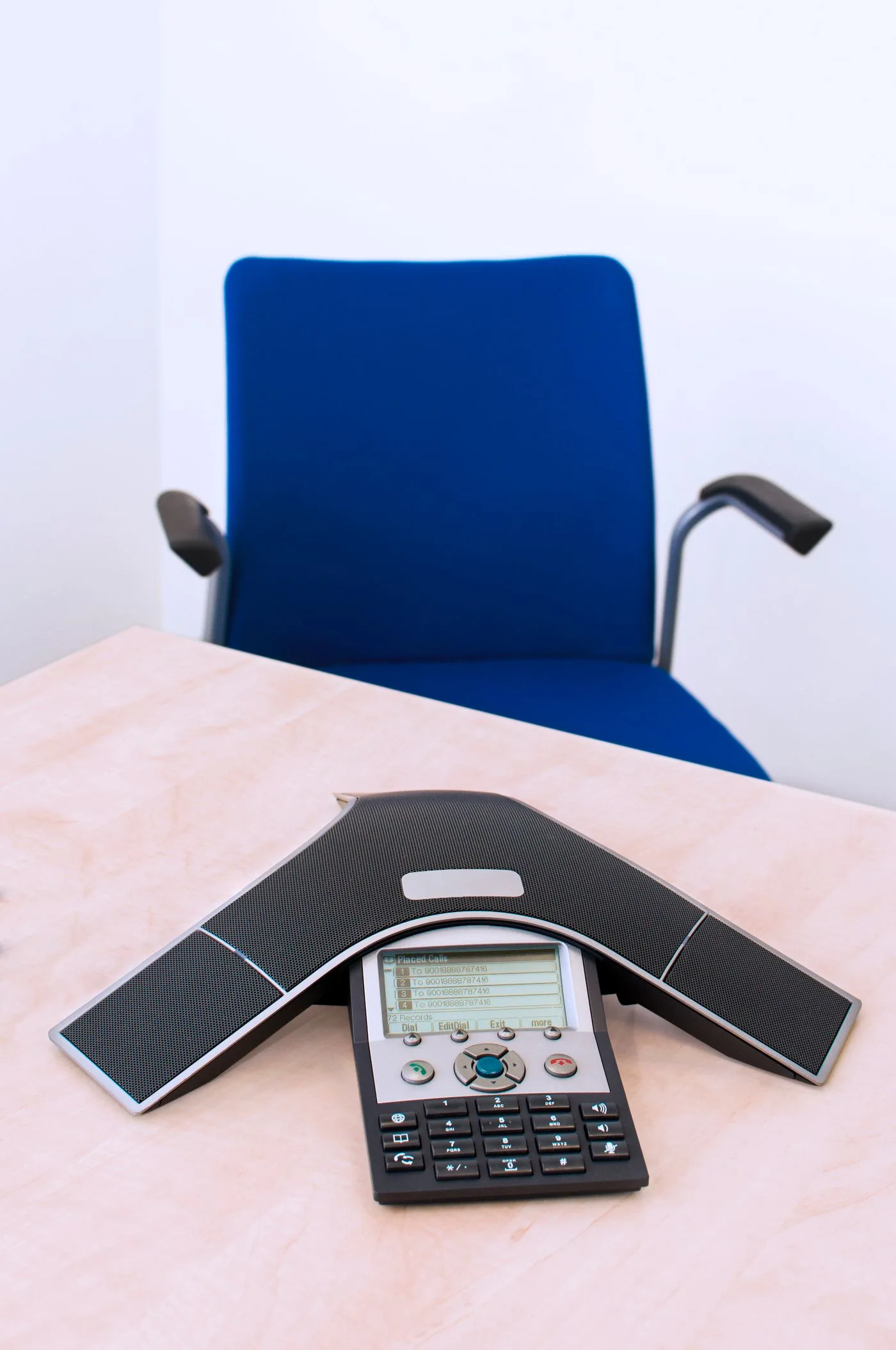 Konferenztelefon auf einem Schreibtisch