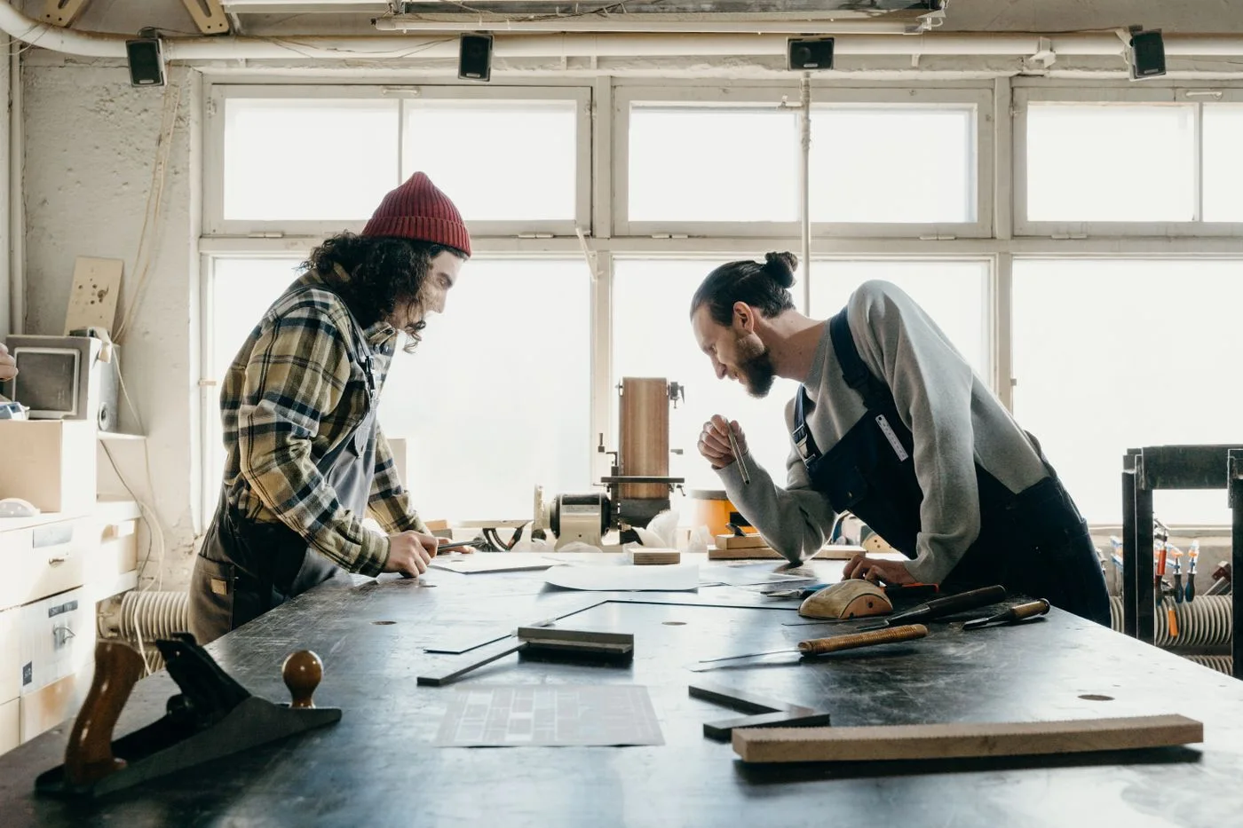 Zwei Handwerker besprechen ein Werkstattprojekt