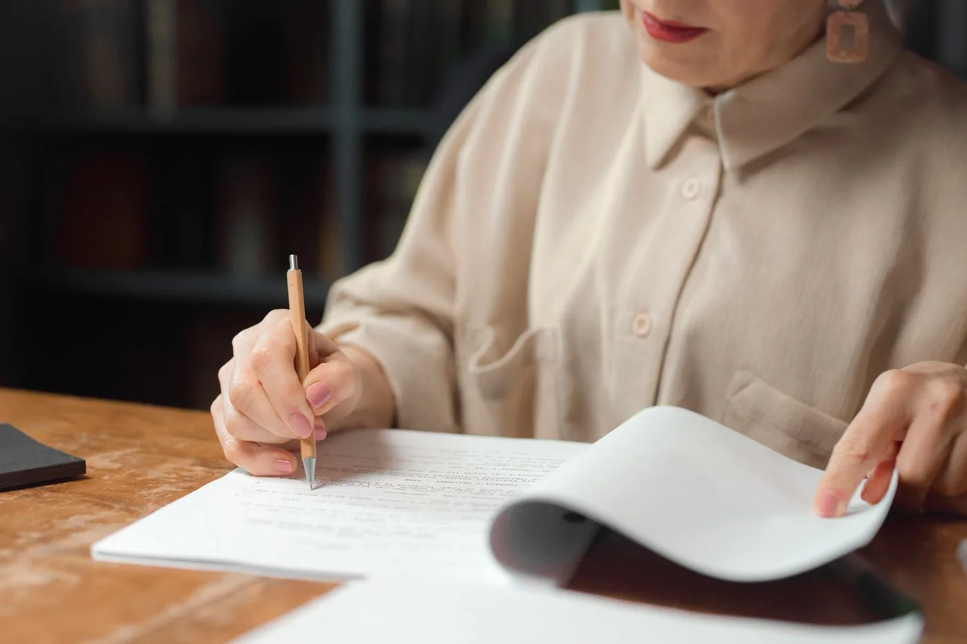 Schriftliche Unterlagen am Tisch prüfen