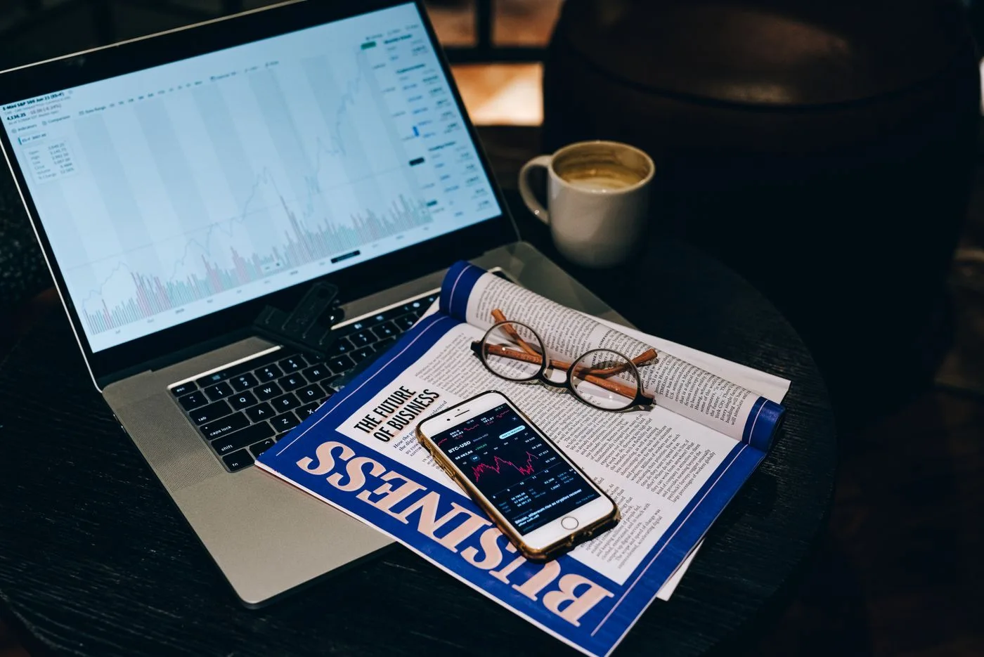 Magazin neben Laptop und Smartphone