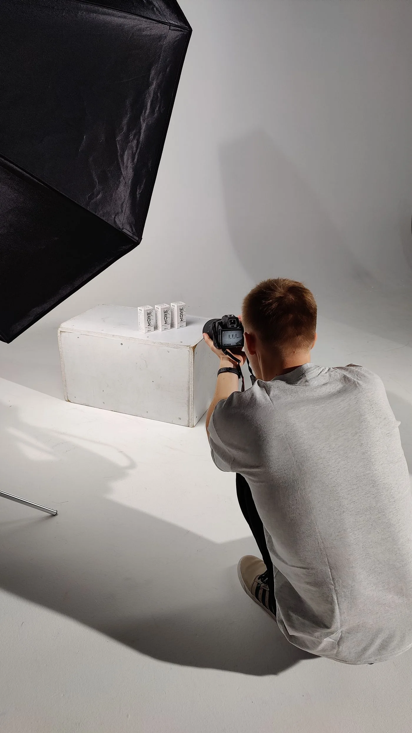 Vorbereitung einer Produktaufnahme im Fotostudio