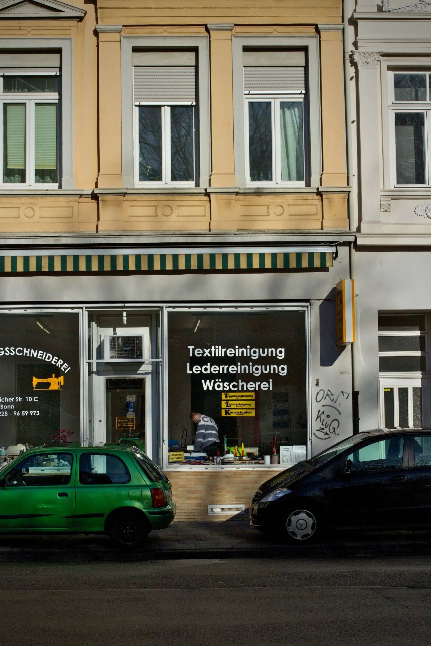 Reinigungsgeschäft an einer Straße