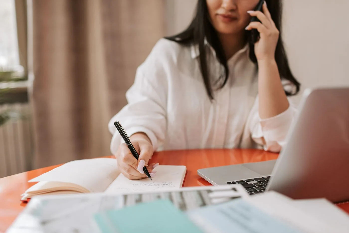 Notizen während eines geschäftlichen Telefonats