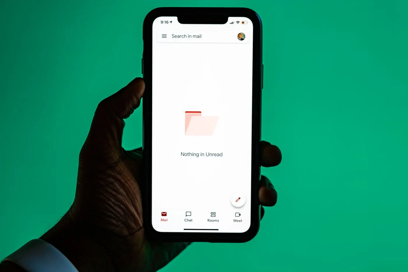 E-Mail-Anwendung auf einem Smartphone in der Hand