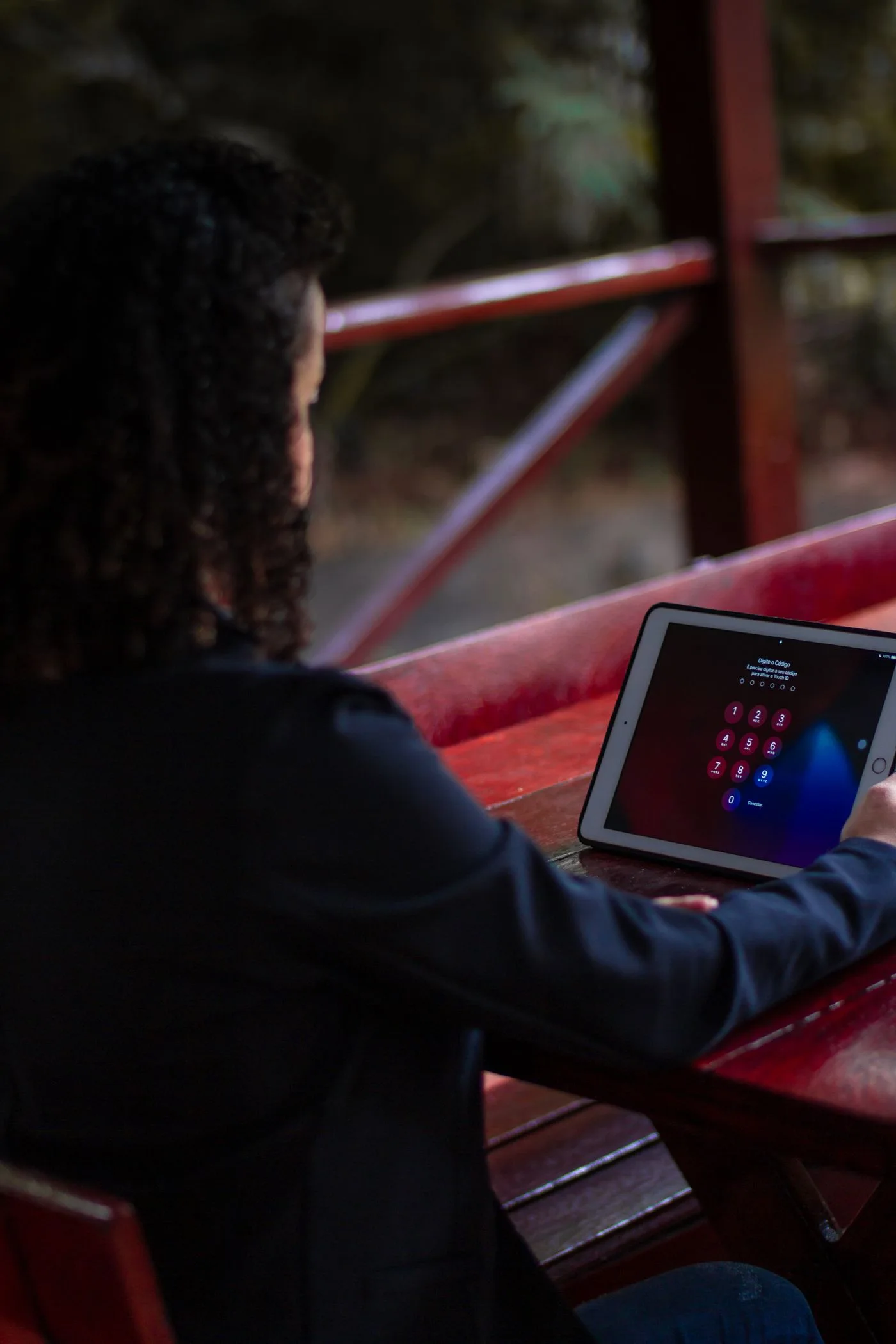Tablet mit Eingabemaske für einen Zugangscode