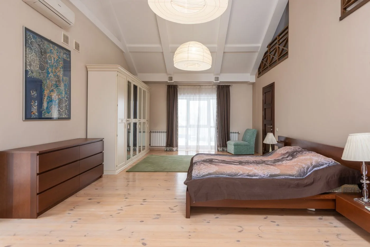 Schlafzimmer mit Einbauschränken und Holzmöbeln