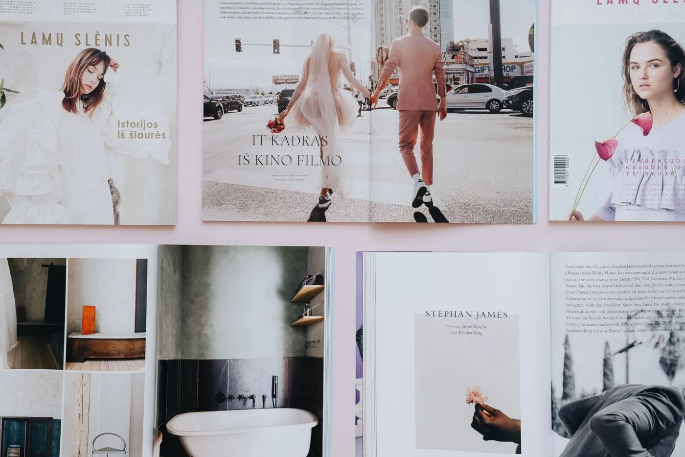 Gedruckte Magazinseiten mit redaktionellen Layouts