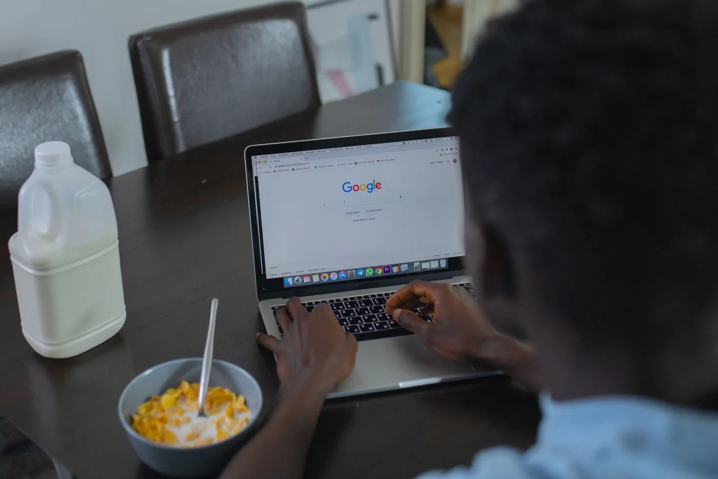 Geöffnete Suchseite bei der Laptoparbeit