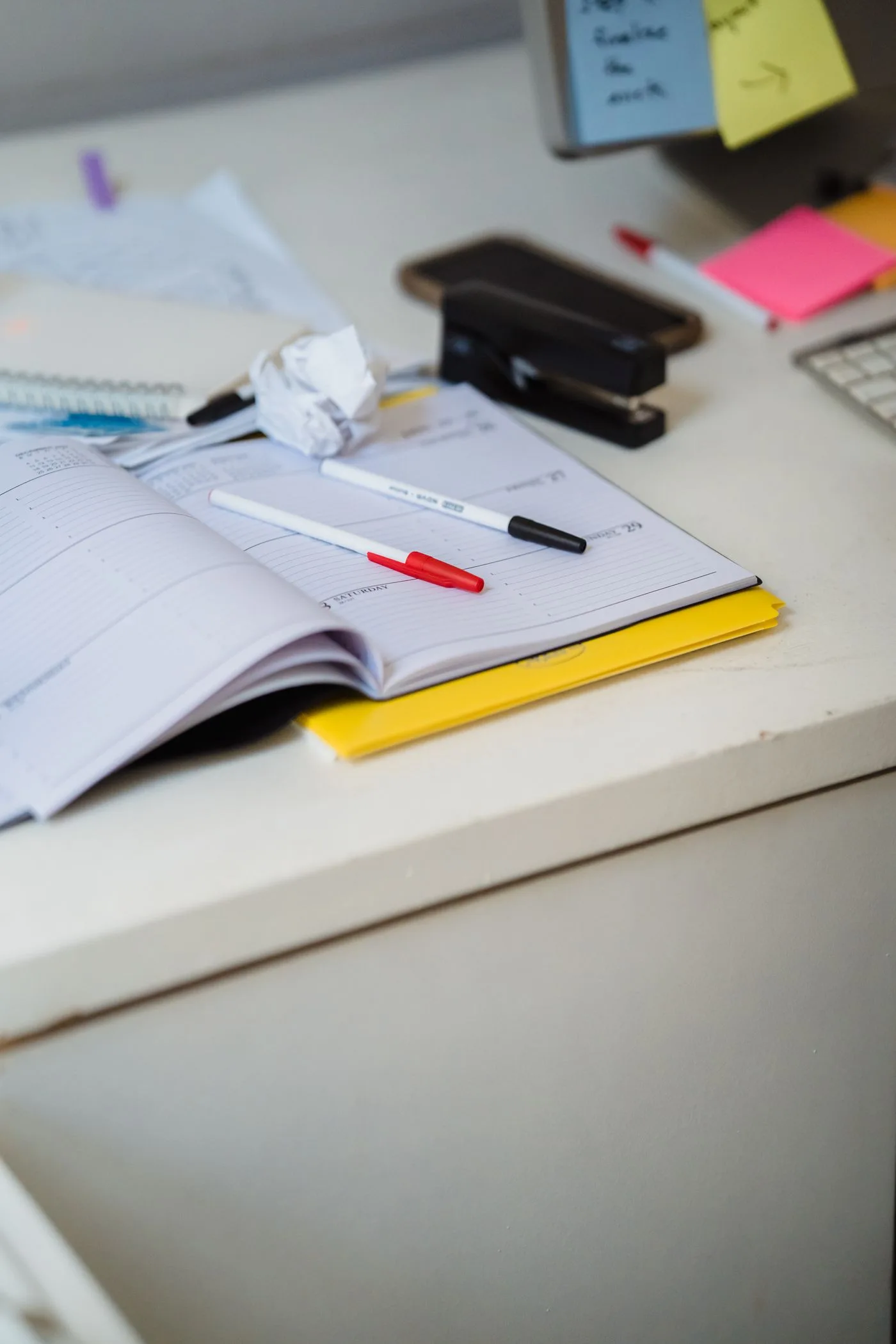 Planer und Schreibmaterial auf einem Büroschreibtisch
