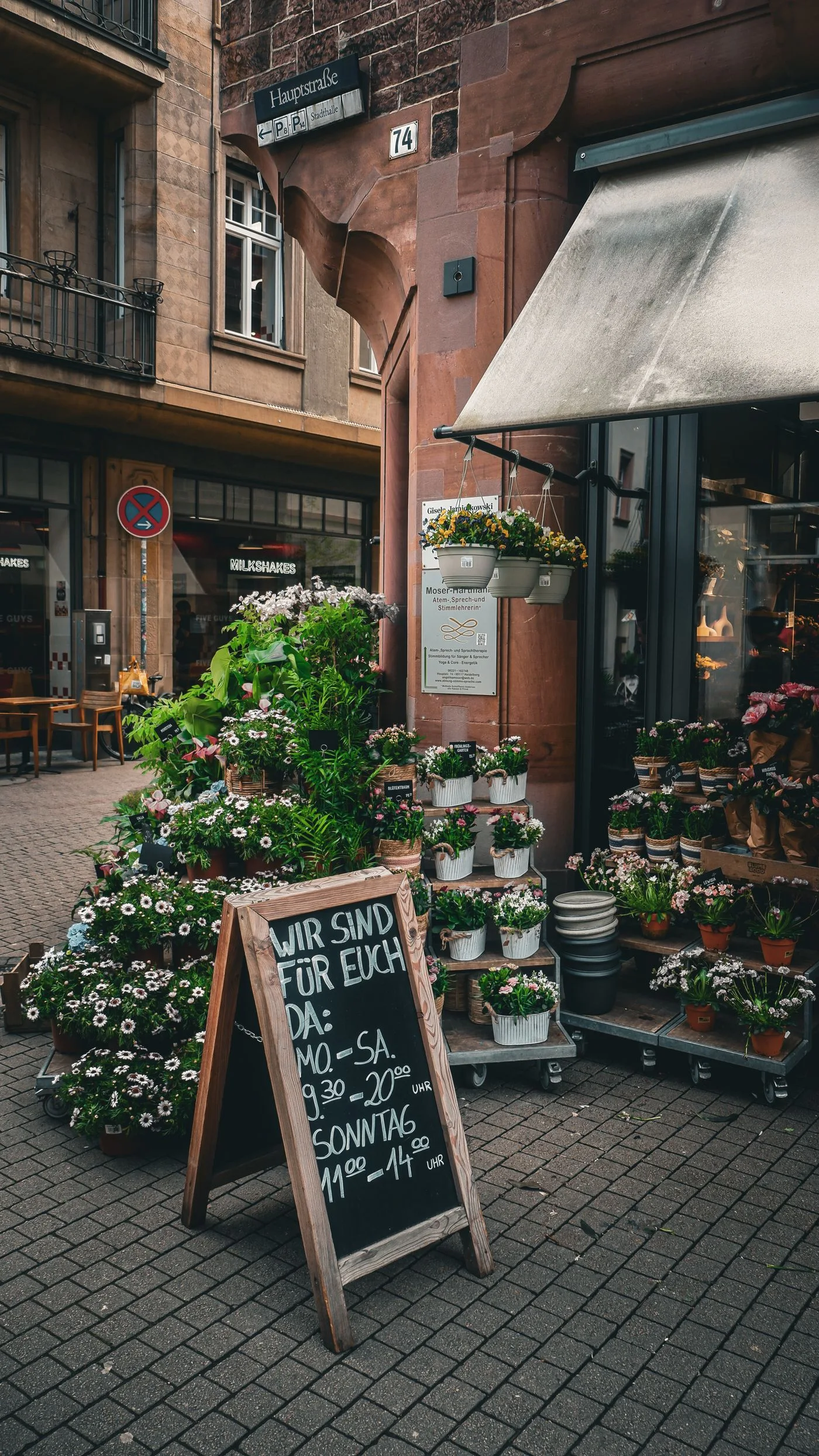 Blumengeschäft mit Auslagen vor dem Laden