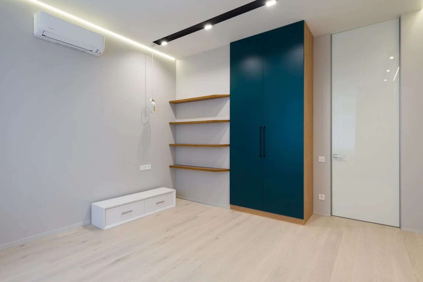 Einbauschrank und offene Regale