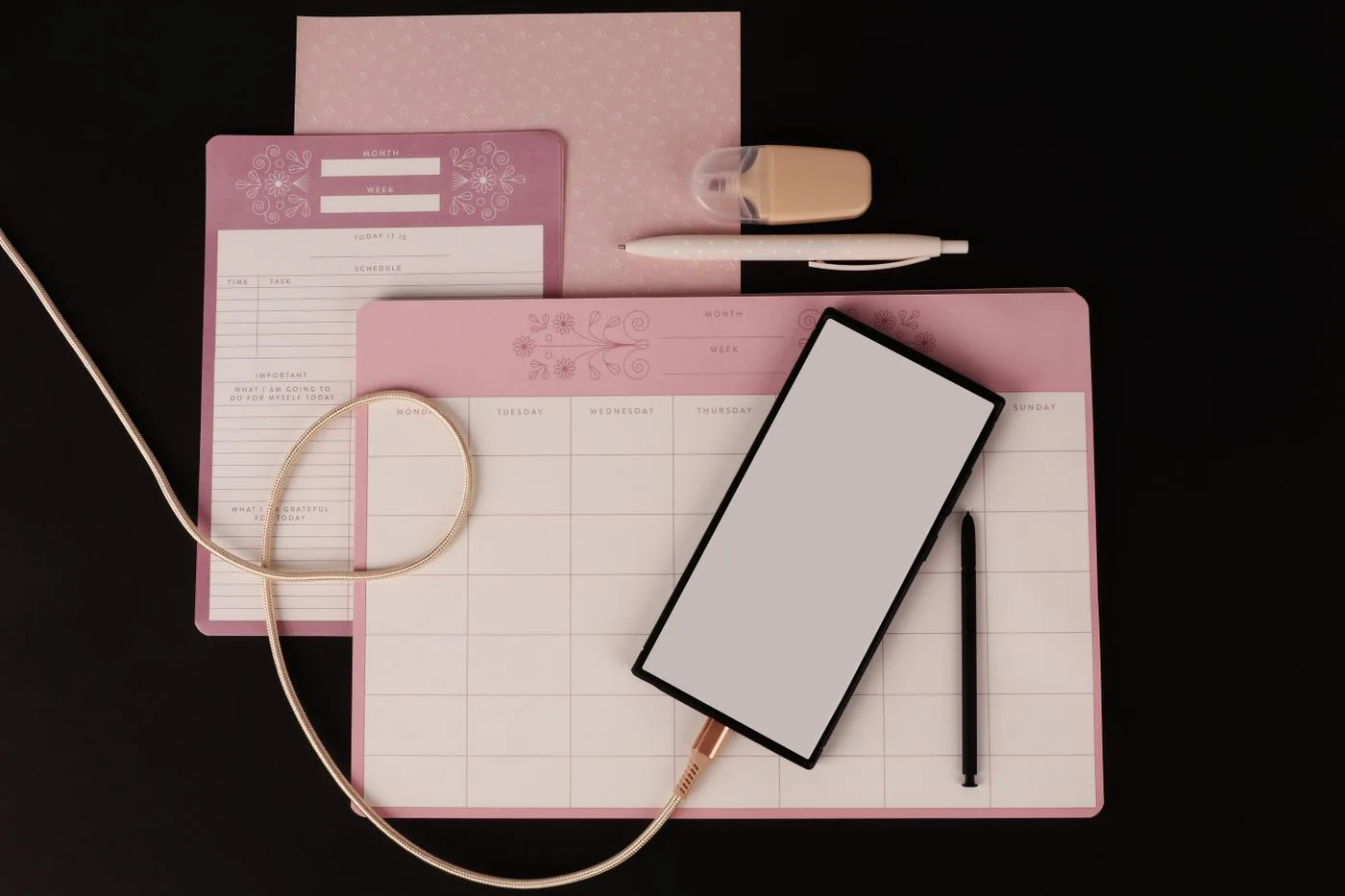Planer, Tablet und Schreibmaterial auf einem Tisch
