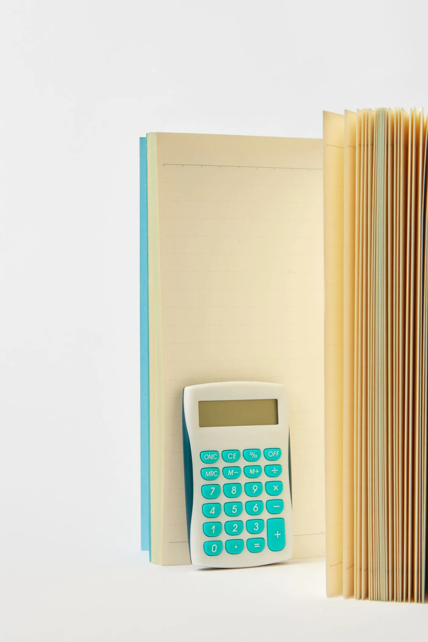 Taschenrechner zwischen Notizbüchern