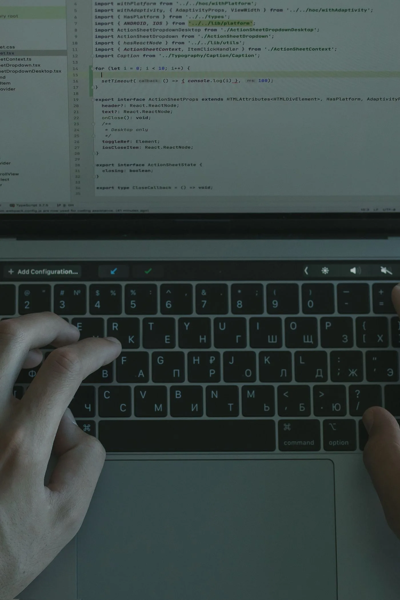 Text und Code auf einem Laptopbildschirm